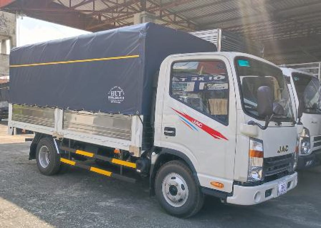 Mẫu xe tải 3.5 tấn JAC N350S màu trắng với thùng mui bạt.