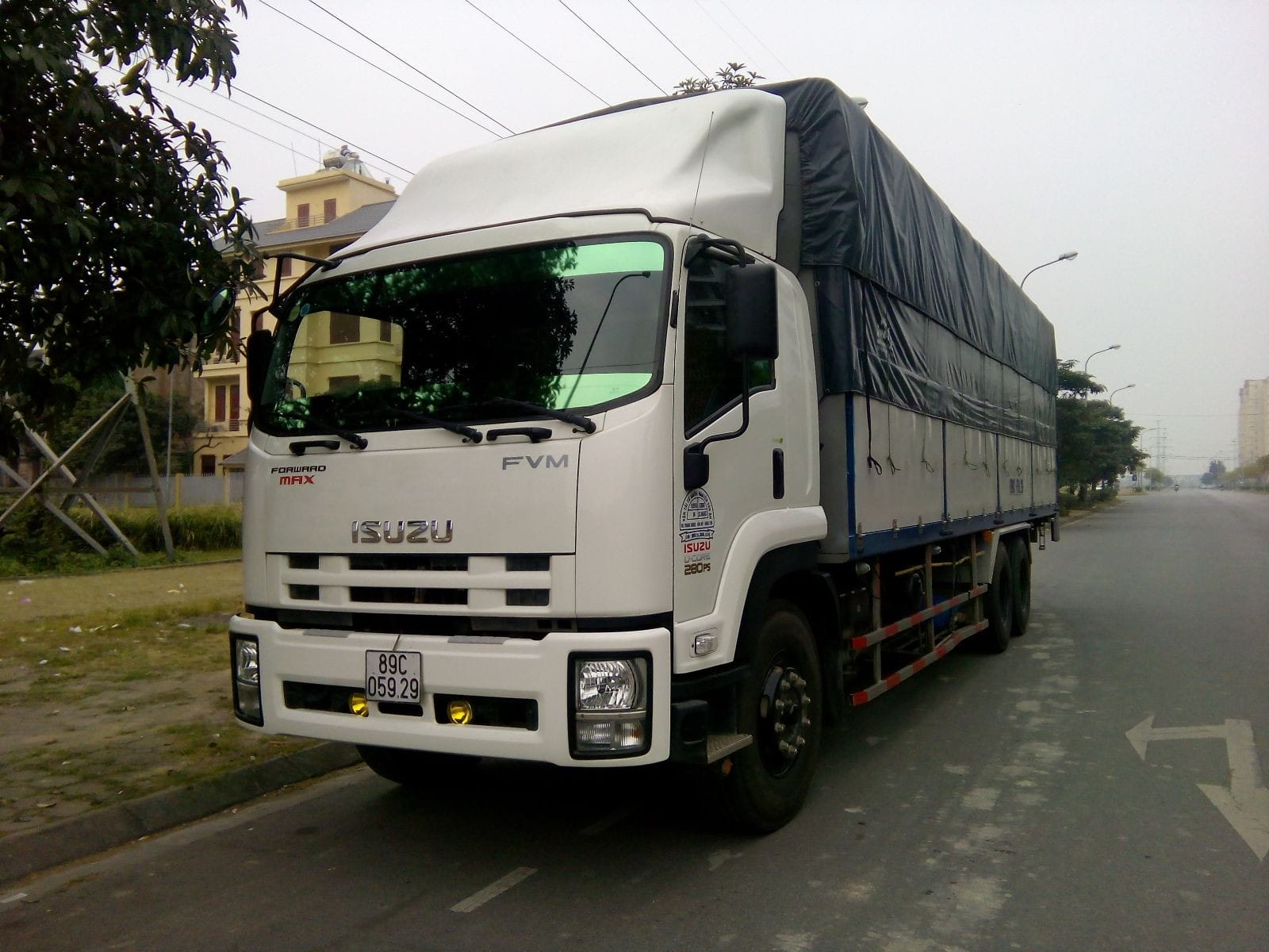 Mẫu xe tải hạng trung 3.5 tấn với thùng mui bạt đang vận chuyển hàng hóa