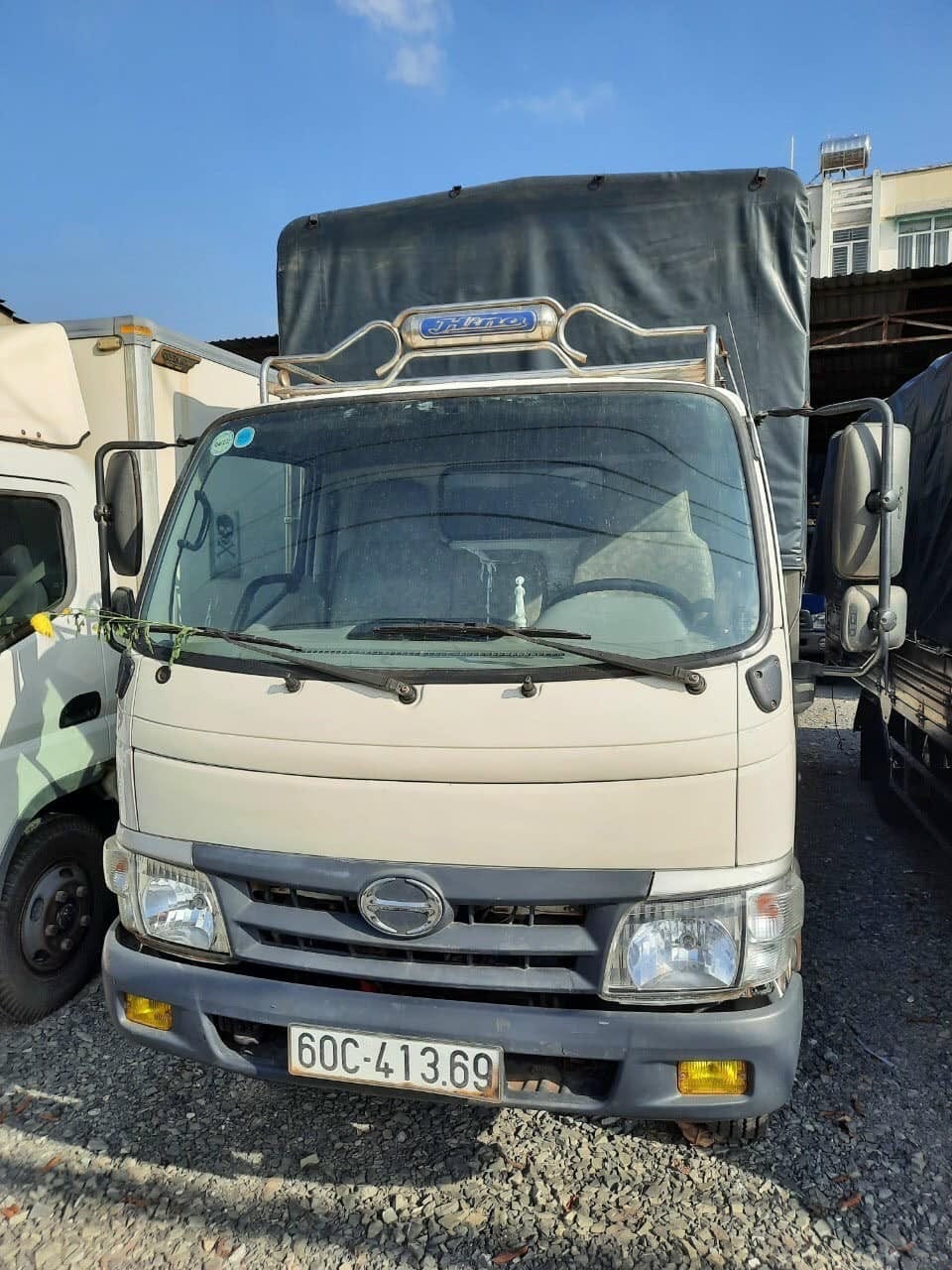 Mẫu xe tải Hino WU352L 3.5 tấn cũ với thùng dài phù hợp vận chuyển tại TPHCM.