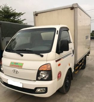 Mẫu xe tải Hyundai H100 1 tấn cũ đời 2017 với cabin mắt mèo và thùng composite.