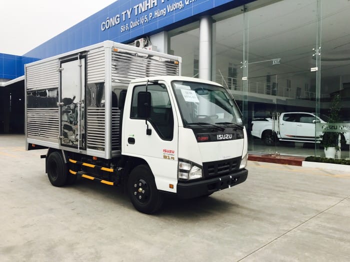 Mẫu xe tải Isuzu 1.9 tấn NMR85HE4 thế hệ mới với thiết kế cabin hiện đại.