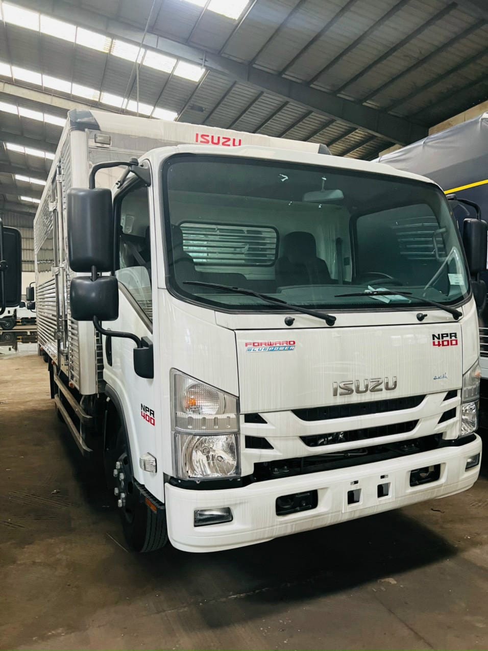 Mẫu xe tải Isuzu 3.5 tấn thùng kín màu trắng, thiết kế hiện đại