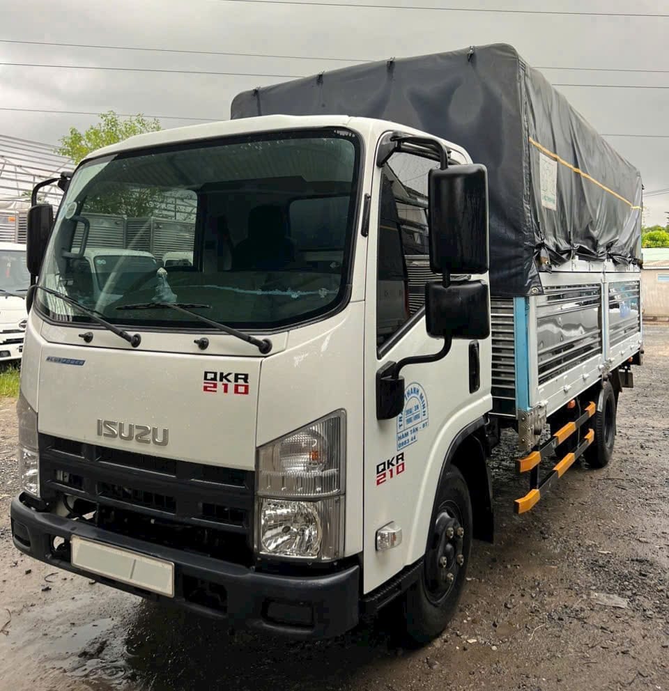 Mẫu xe tải Isuzu QKR210 1.9 tấn cũ với cabin vuông đời mới, thể hiện sự bền bỉ của dòng xe Nhật