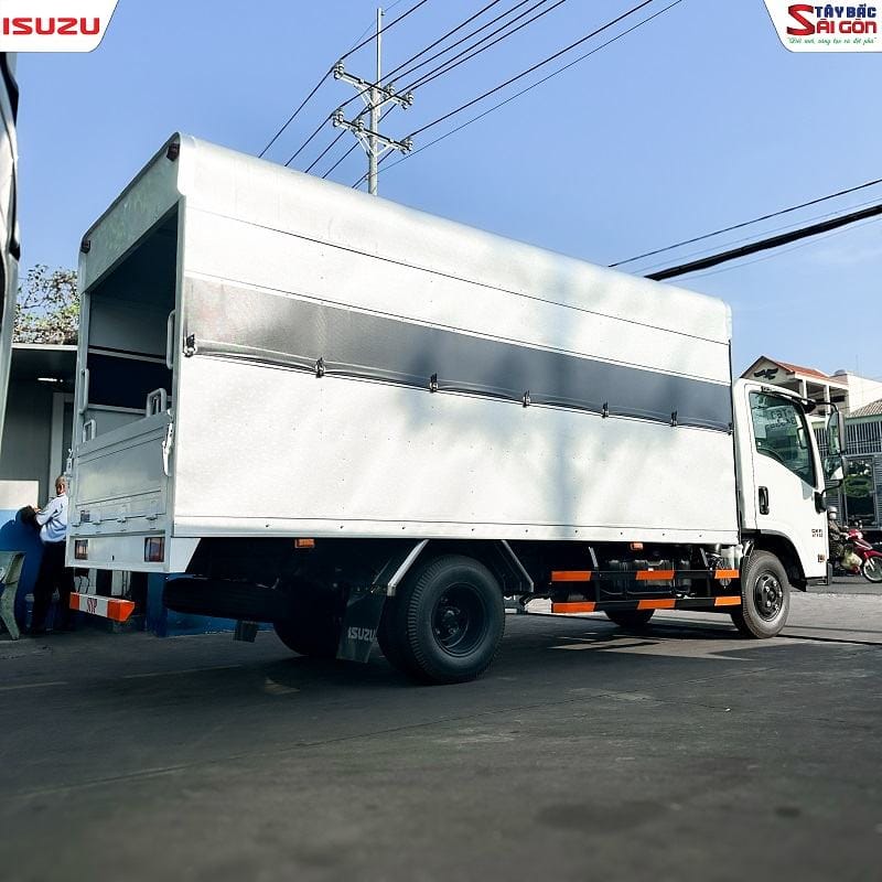 Mẫu xe tải Isuzu QKR210 được sử dụng để tập lái bằng C1, giúp học viên thực hành các quy định về tải trọng.