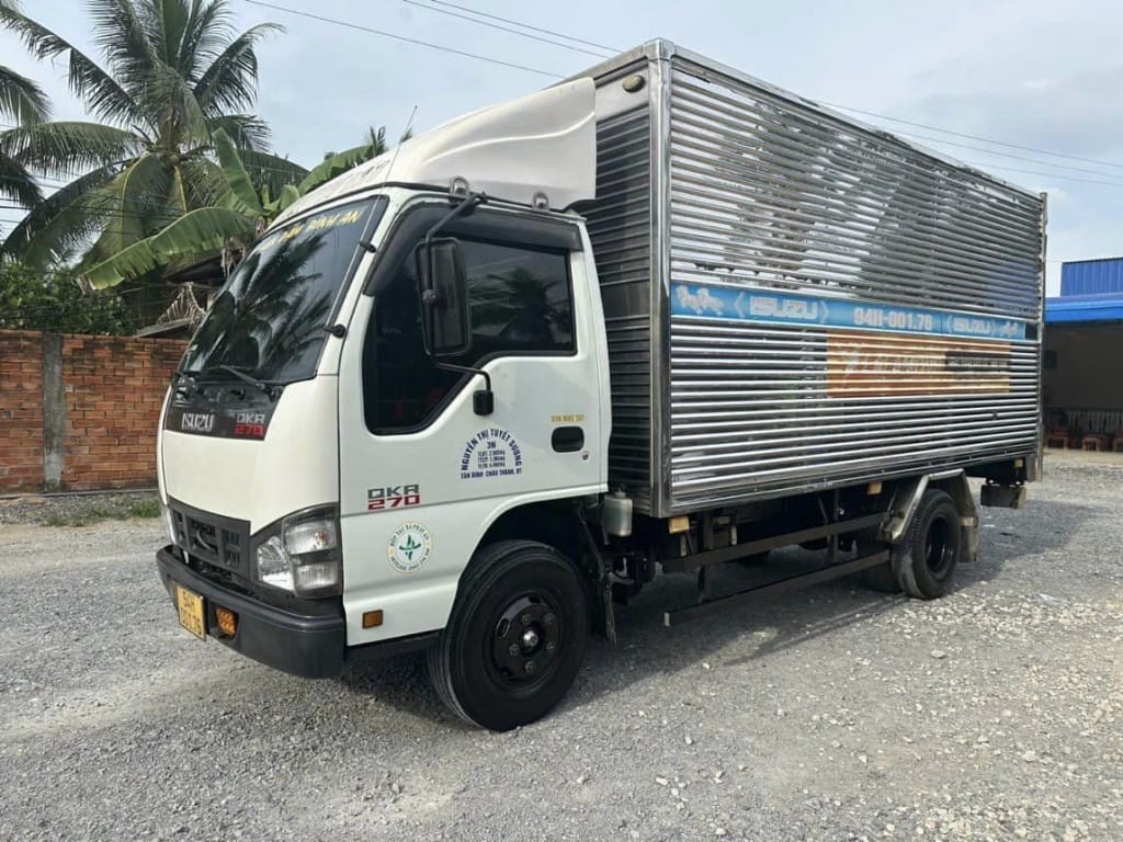 Mẫu xe tải Isuzu QKR270 1.9t thùng kín inox đời 2021