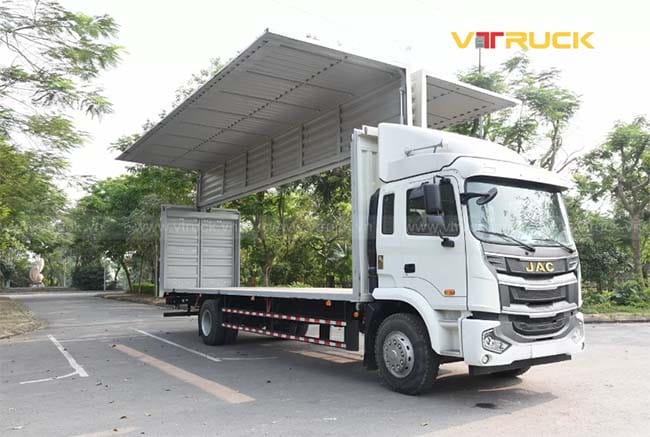 Mẫu xe tải JAC A5 thùng kín cánh dơi tiện lợi cho bốc dỡ hàng hóa