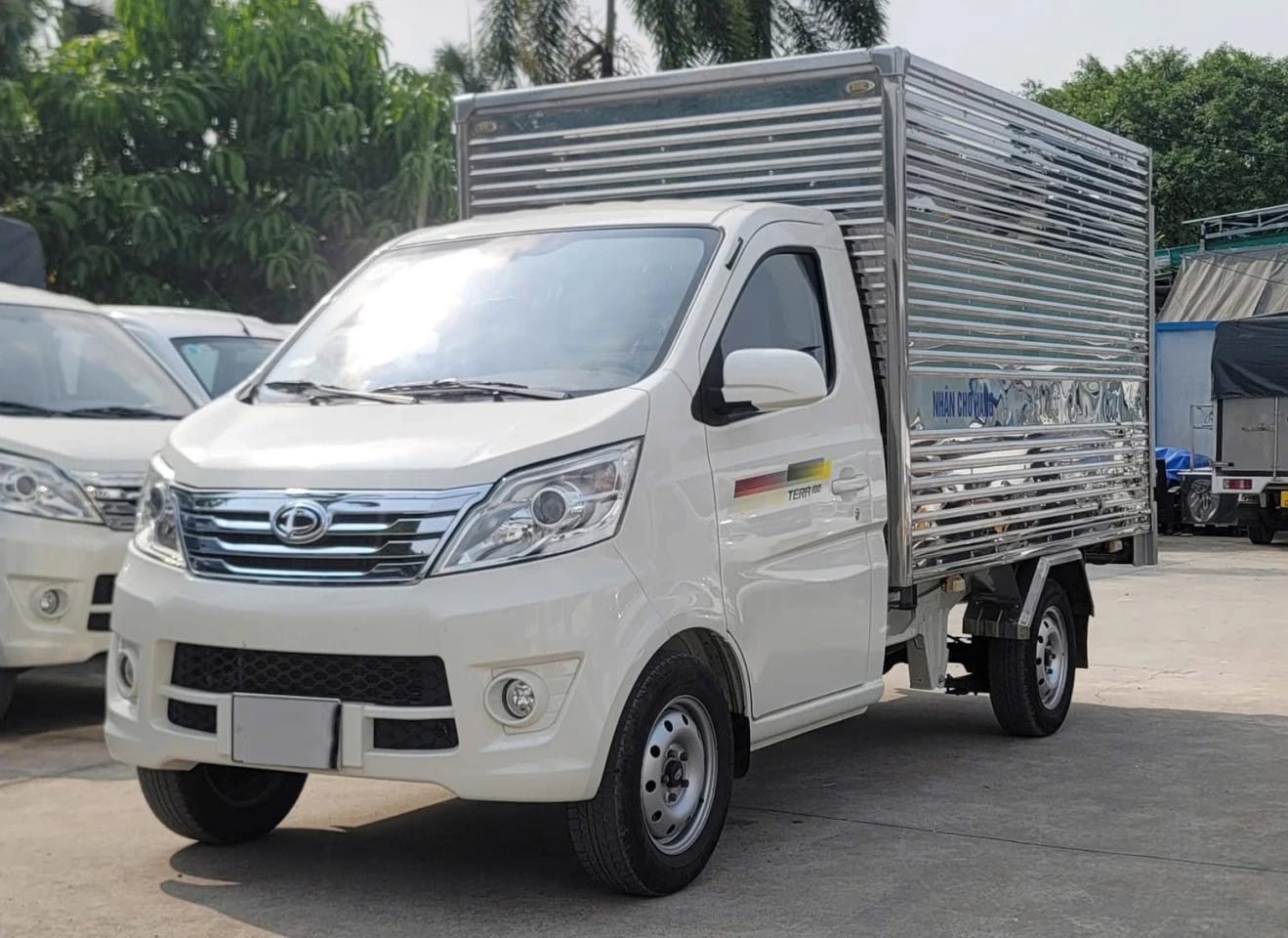 Mẫu xe tải Teraco 100 cũ đời 2022 thùng kín inox, động cơ Mitsubishi mạnh mẽ, phù hợp chở hàng 990kg