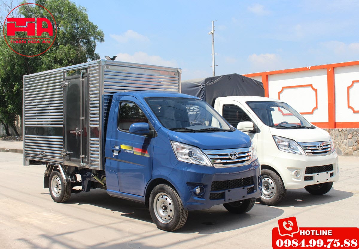 Mẫu xe tải Teraco Tera 100 tải trọng 990kg với thiết kế thùng dài phù hợp vận chuyển hàng hóa nhẹ.