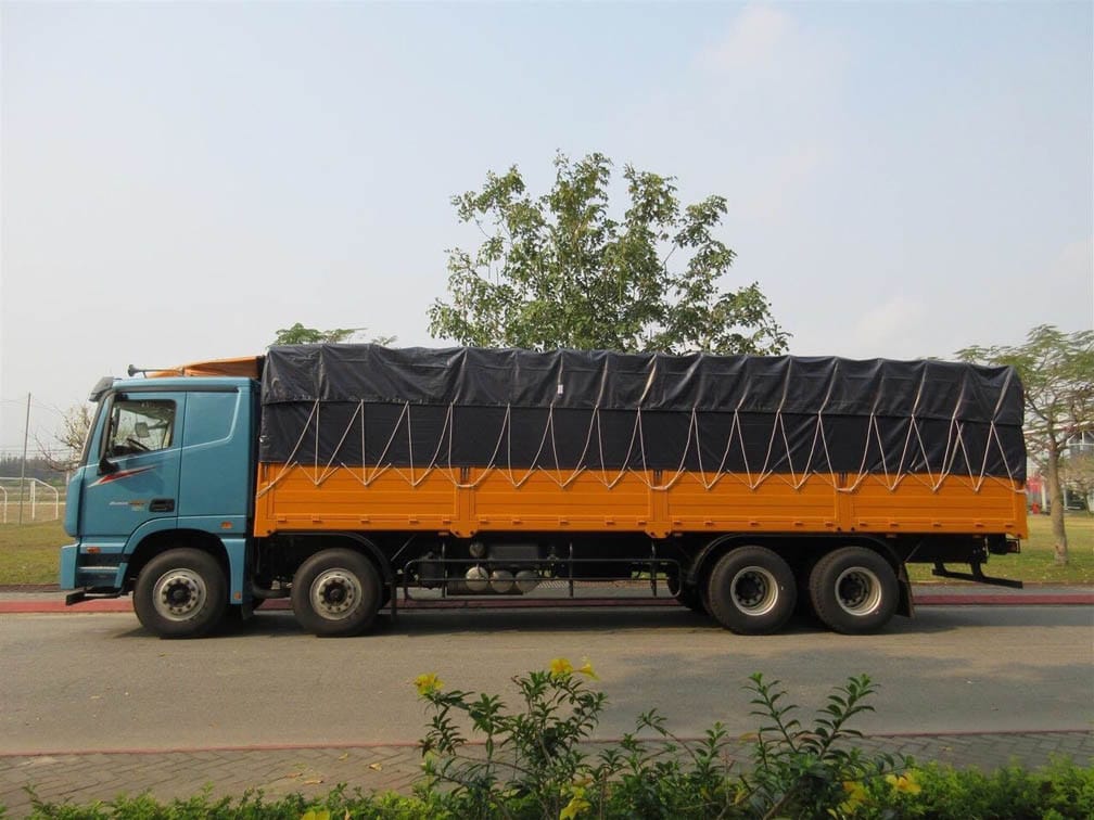 Mẫu xe tải Thaco Auman 4 chân cũ, cho thấy khả năng tải trọng và độ tin cậy