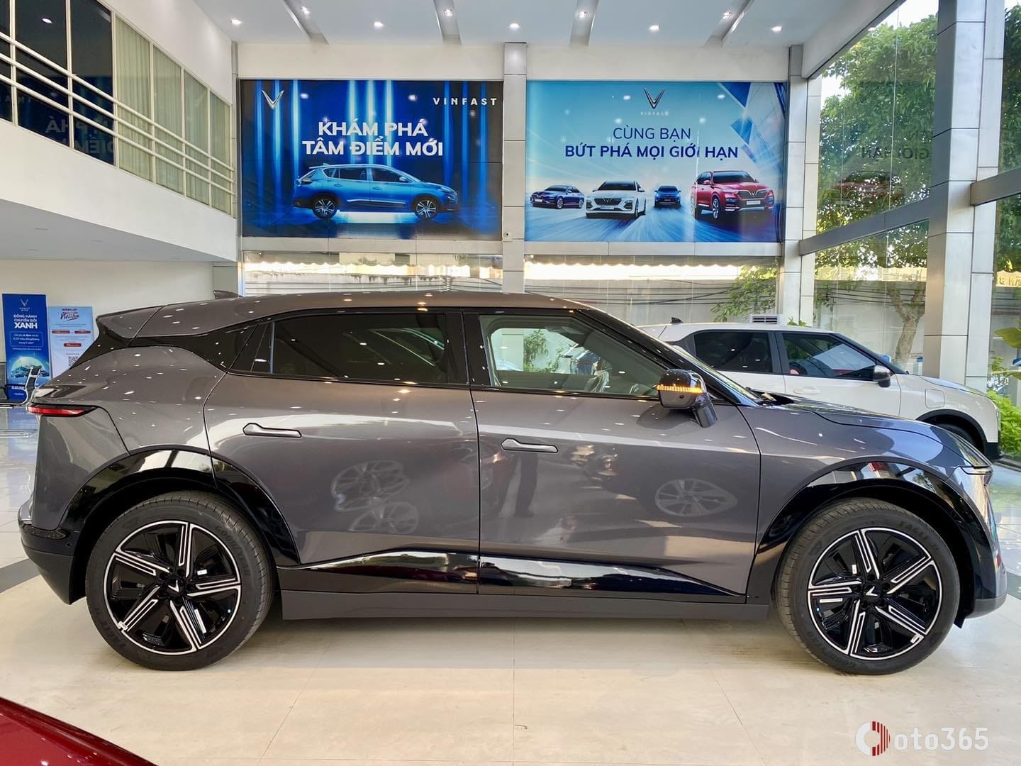 Mẫu xe VinFast VF7 màu đỏ đỗ trên đường phố