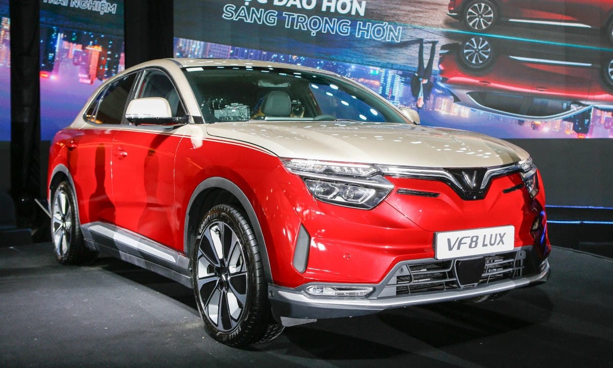 Mẫu xe VinFast VF8 màu trắng đỗ trước tòa nhà hiện đại