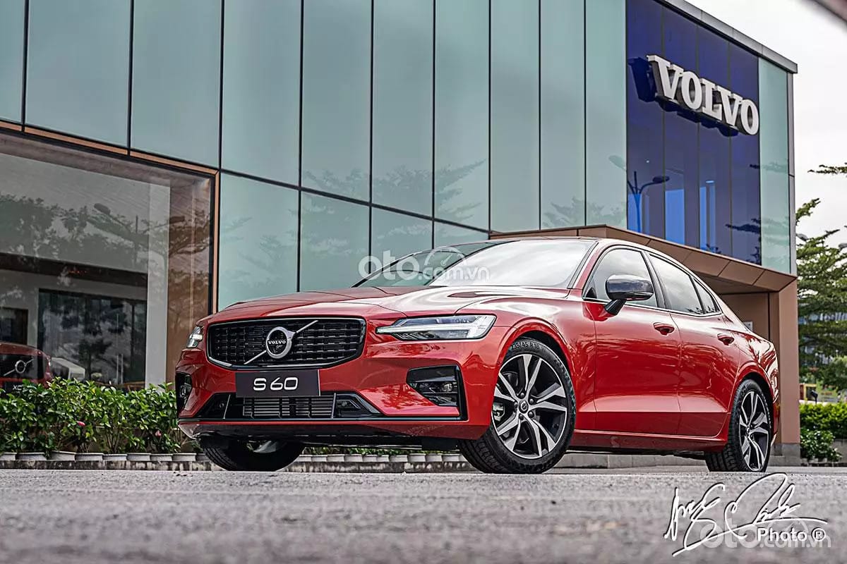 Mẫu xe Volvo S60 màu xám hiện đại đậu bên đường, thể hiện phong cách sedan thể thao và sang trọng