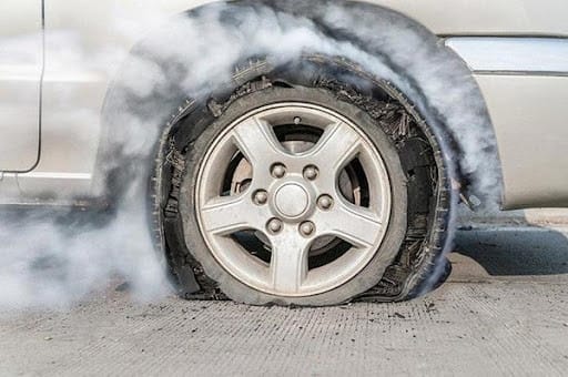 Máy bơm xe mini nhỏ gọn, tiện lợi đang bơm hơi cho lốp ô tô trên đường