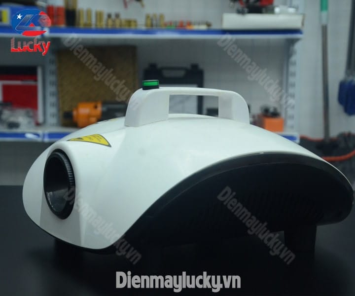 Máy khử mùi ô tô với thiết kế nhỏ gọn, hiện đại, dễ dàng đặt trong không gian nội thất xe hơi.