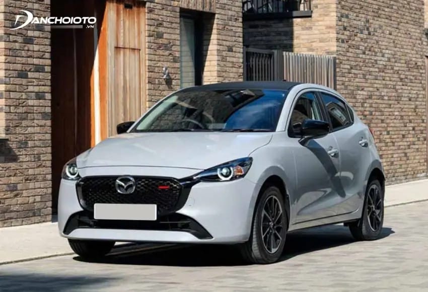 Mazda 2 cũng mang đến 2 sự lựa chọn dòng xe sedan và Sport hatchback