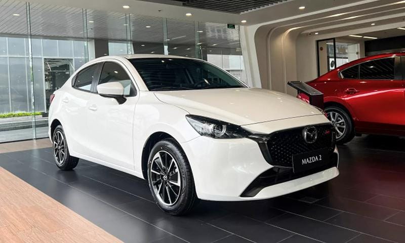 Mazda 2 màu đỏ trên đường phố