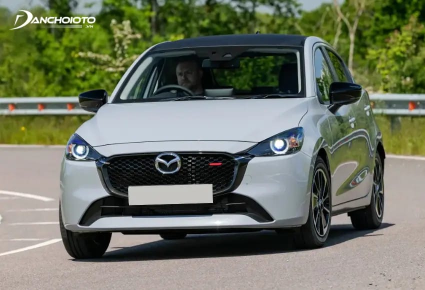 Mazda 2 vận hành êm, di chuyển ga gờ giảm tốc, vào đường xấu không quá dằn xóc