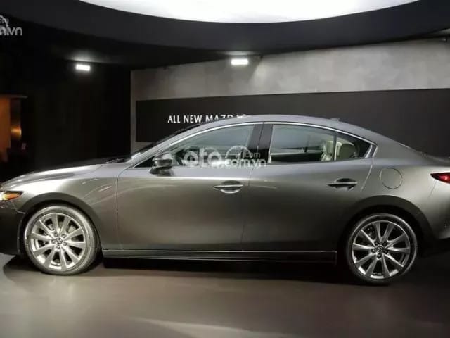 Mazda 3 2019 cũ nhìn từ bên hông, với bộ mâm 18 inch sang trọng.