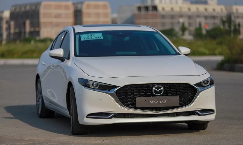 Mazda 3 màu đỏ trên đường phố