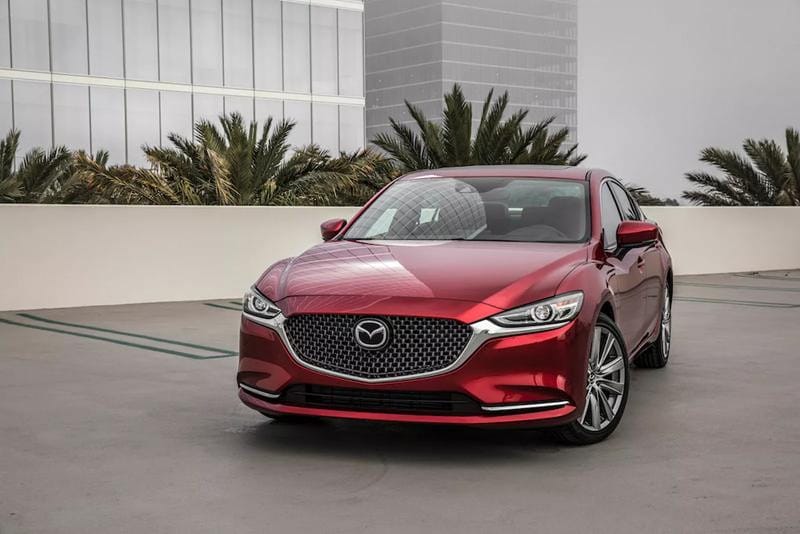 Mazda 6 màu đỏ trên đường phố