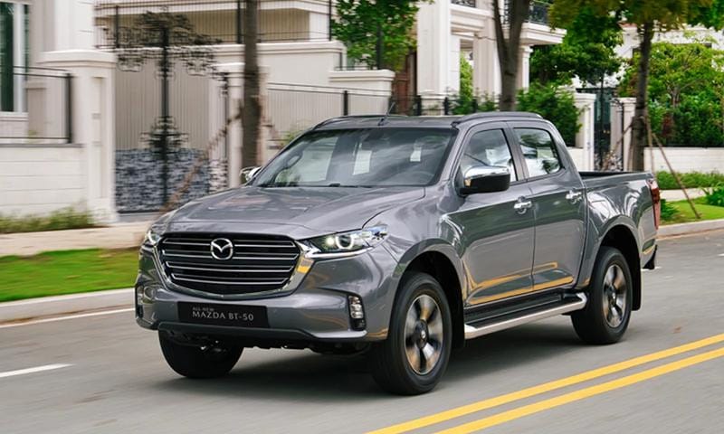 Mazda BT-50 màu trắng mạnh mẽ trên đường địa hình