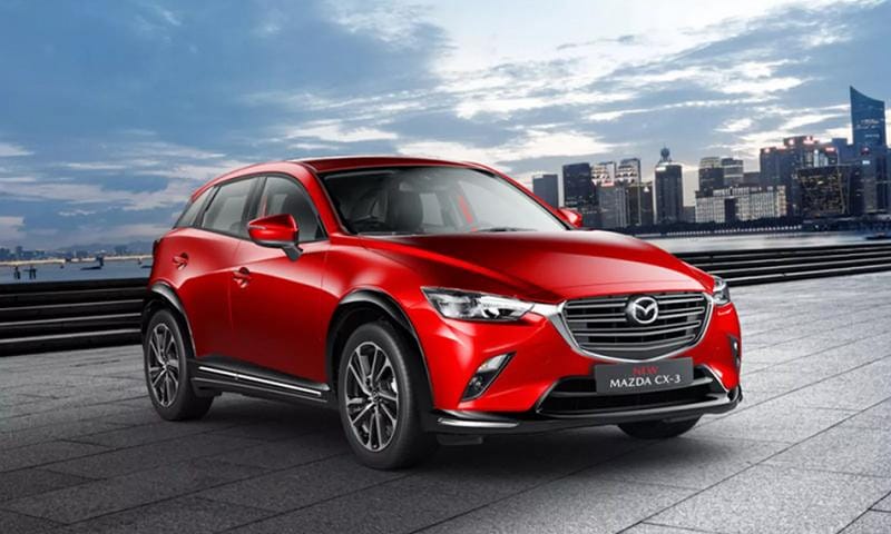 Mazda CX-3 màu đỏ đậu trên đường phố