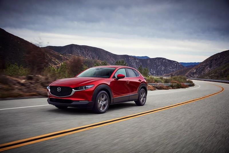 Mazda CX-30 màu đỏ trên nền cây xanh
