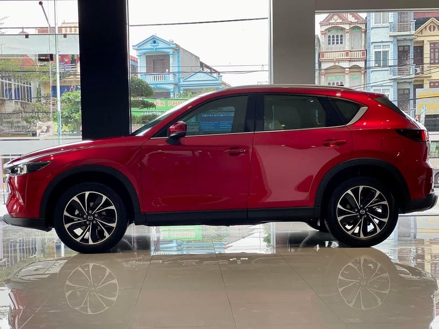Mazda CX-5 2025 phiên bản Sport với lưới tản nhiệt đen và điểm nhấn đỏ