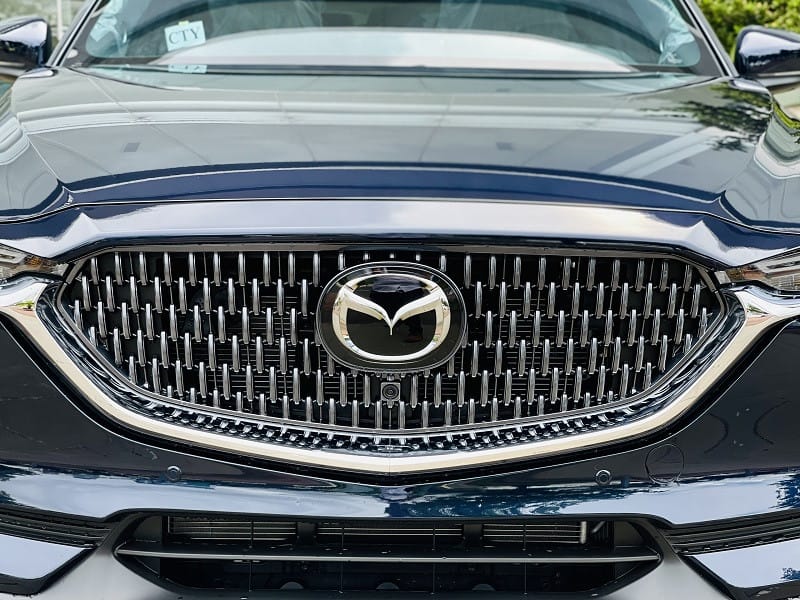 Mazda CX-8 đỗ ven đường, sự kết hợp hoàn hảo giữa thẩm mỹ và công năng với giá xe Mazda CX-8 cạnh tranh.