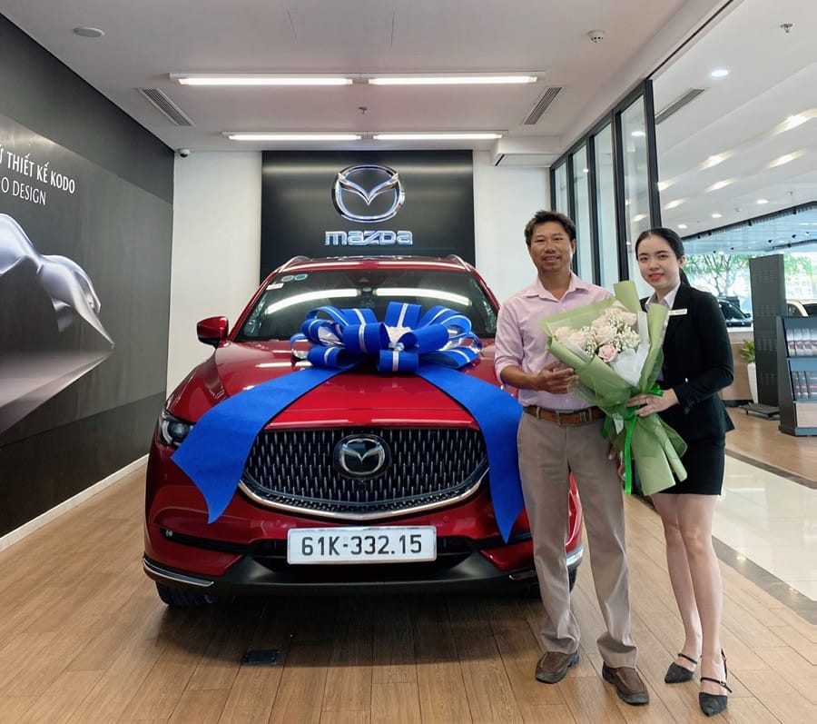 Mazda CX-8 màu trắng đang đậu, minh họa cho mức Mazda CX-8 giá bao nhiêu và các ưu đãi hấp dẫn.
