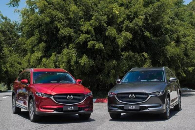 Mazda CX-8 màu trắng trên đường nhựa