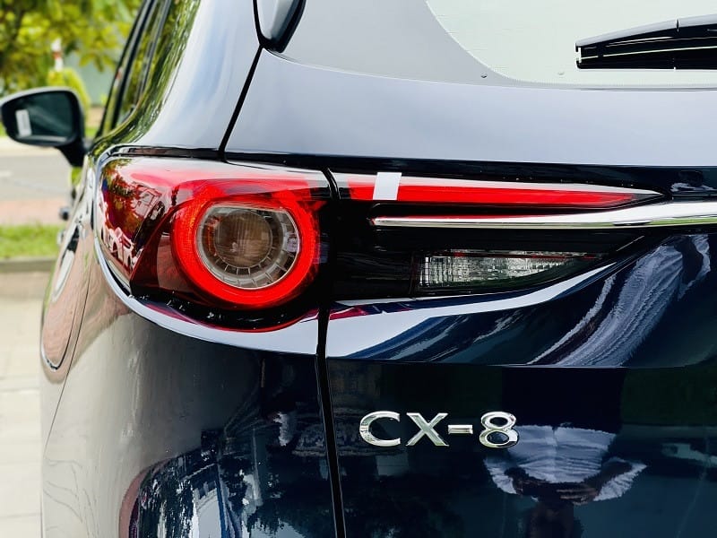 Mazda CX-8 từ góc thấp, tôn lên vẻ thể thao, là lựa chọn tốt trong phân khúc giá xe Mazda CX-8.