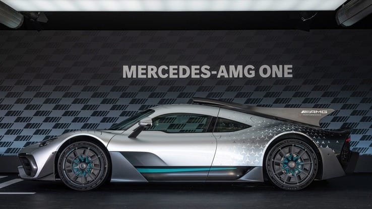Mercedes-AMG One hypercar hiện đại màu bạc trên đường đua