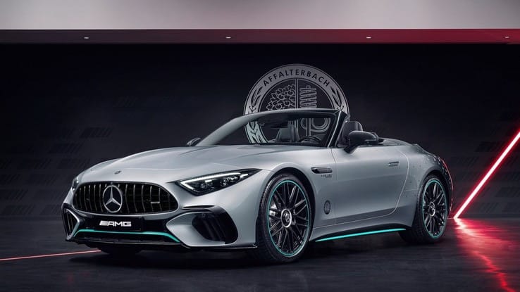 Mercedes-AMG SL63 mui trần sang trọng màu đỏ