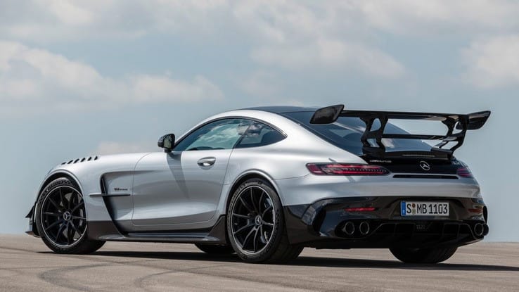 Mercedes-Benz AMG GT Black Series màu cam trên đường đua