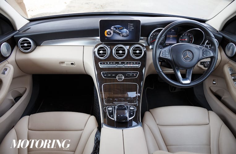 Mercedes-Benz C-Class màu trắng sang trọng đỗ trên đường