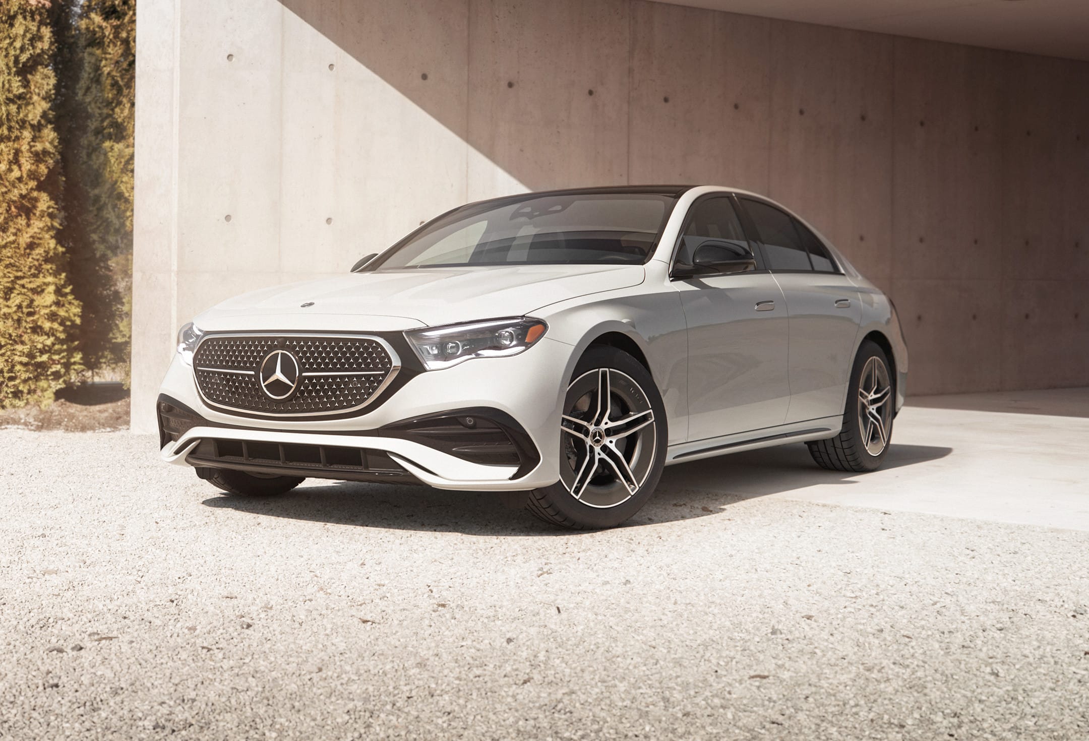Mercedes-Benz E-Class Sedan màu bạc đang di chuyển trên đường