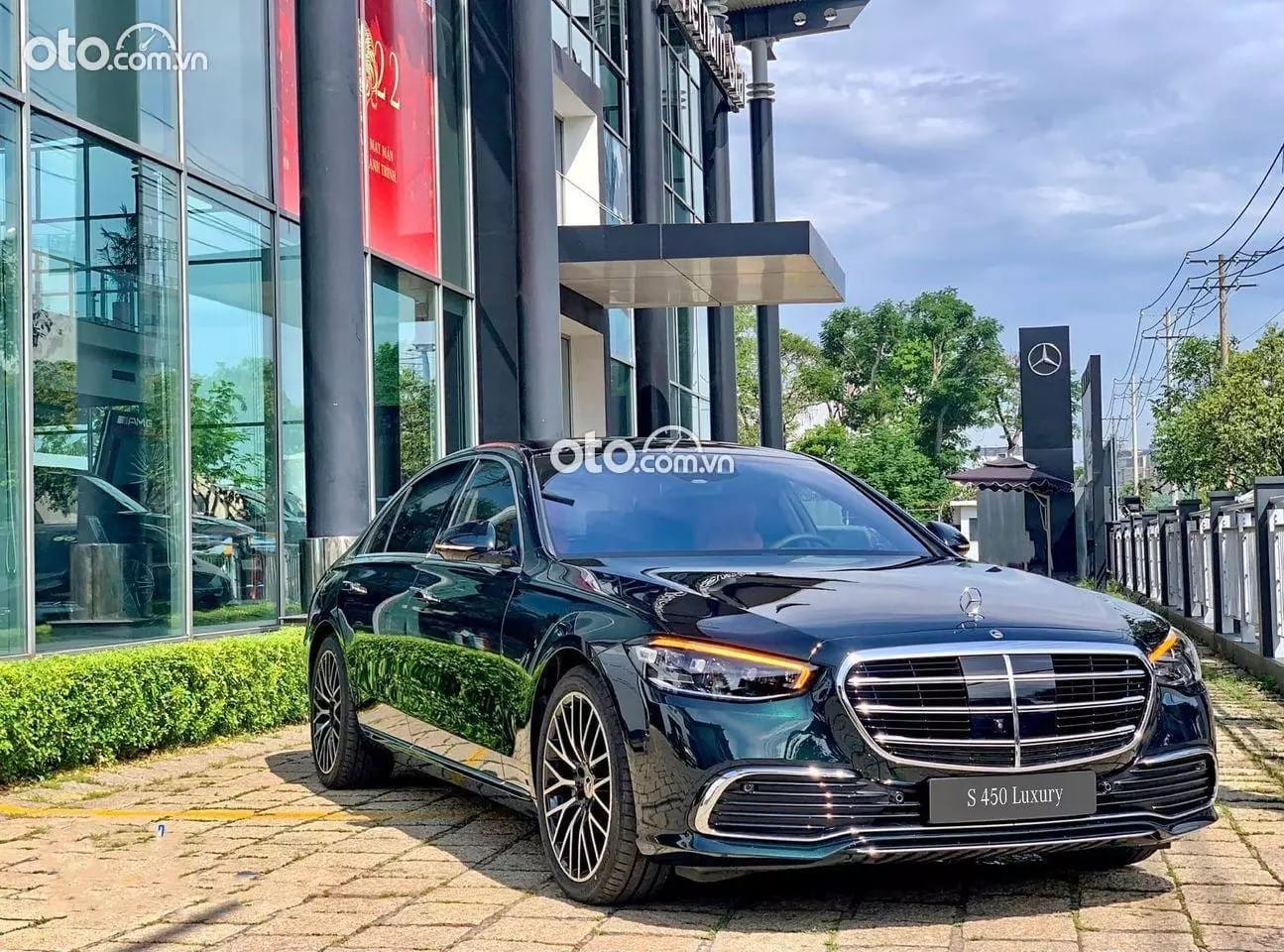 Mercedes-Benz S 450 màu bạc sang trọng