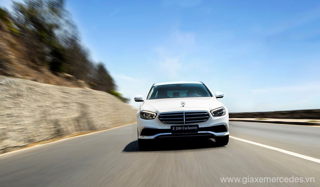 Mercedes E200 Exclusive màu bạc sang trọng với đèn pha mới