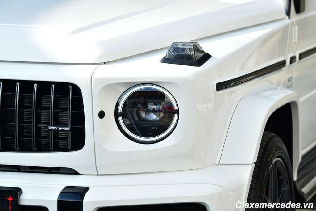 Mercedes G63 giá bao nhiêu với đèn chiếu sáng và xi nhan