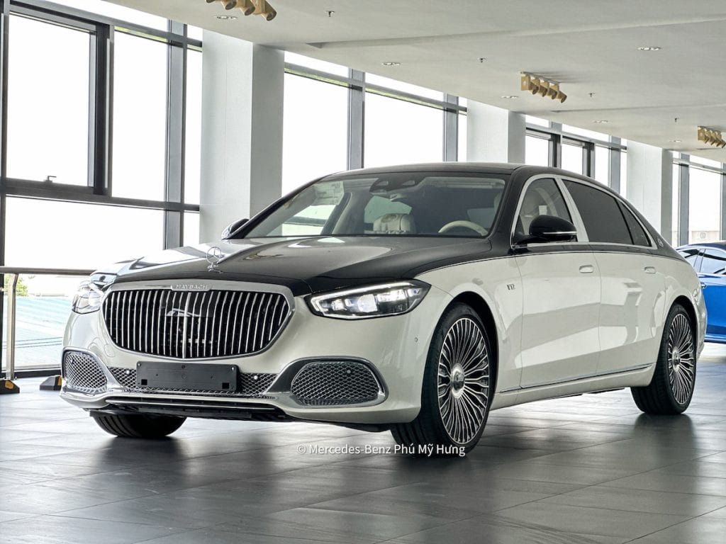 Mercedes-Maybach S680 4Matic màu đen sang trọng đỗ trên đường, biểu tượng của phân khúc xe siêu sang