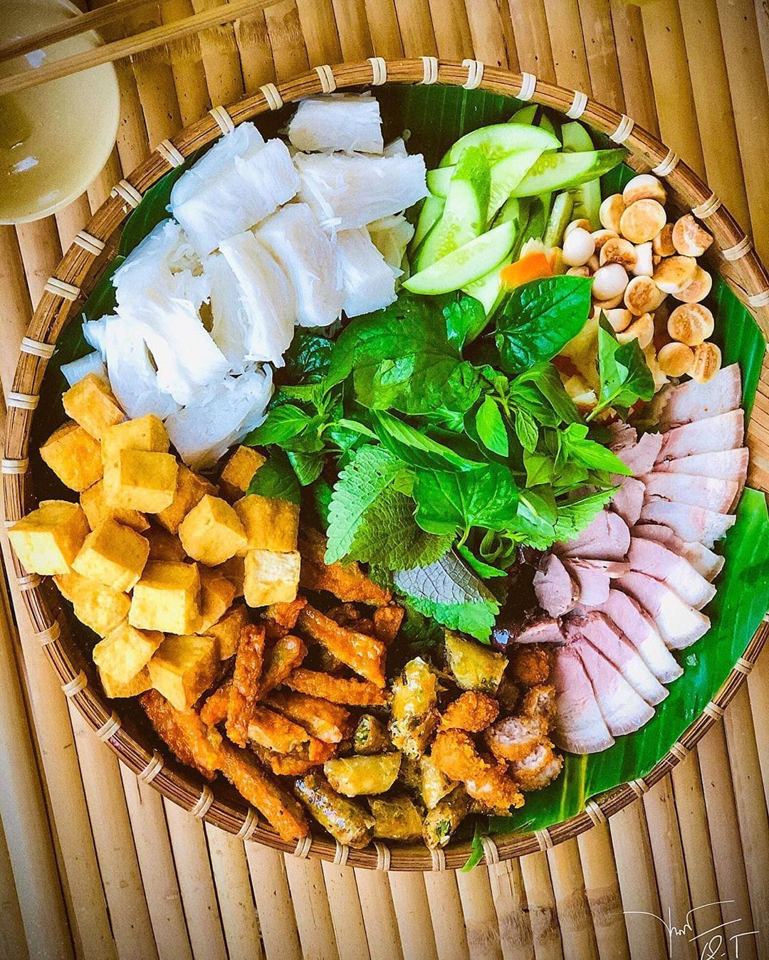 Mẹt bún đậu đầy đặn tại Bún Đậu A Tỳ, một quán ăn ngon Bình Dương