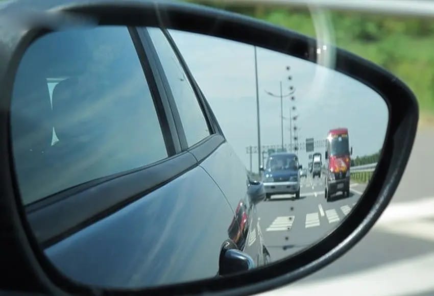 Minh họa cách chỉnh gương ô tô góc hẹp giảm điểm mù