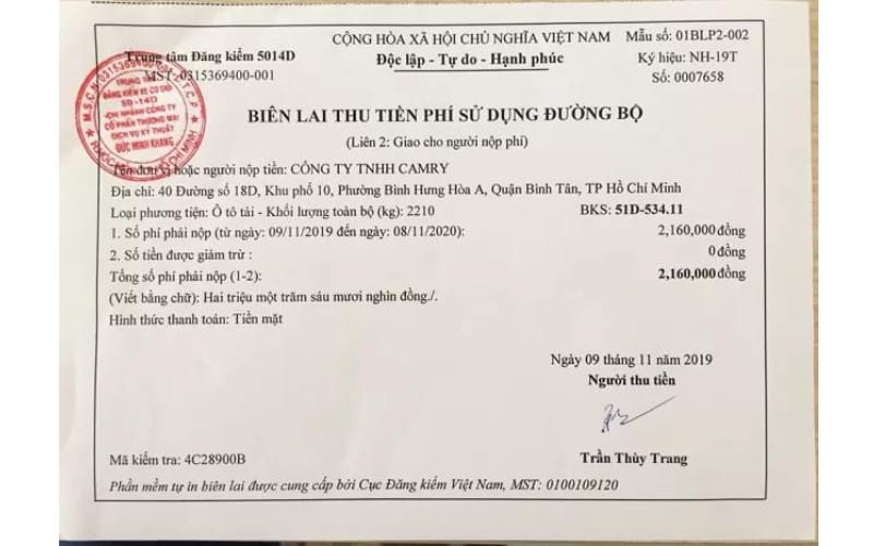 Minh họa quy trình thanh toán phí đường bộ trực tuyến trên máy tính, với các bước nhập thông tin và xác nhận giao dịch.