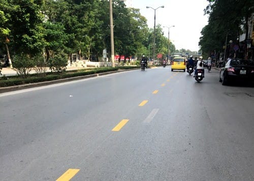 Minh họa vạch kẻ đường 1.1 - vạch đơn nét đứt màu vàng, cho phép xe vượt hoặc cắt qua để tránh lỗi lấn làn