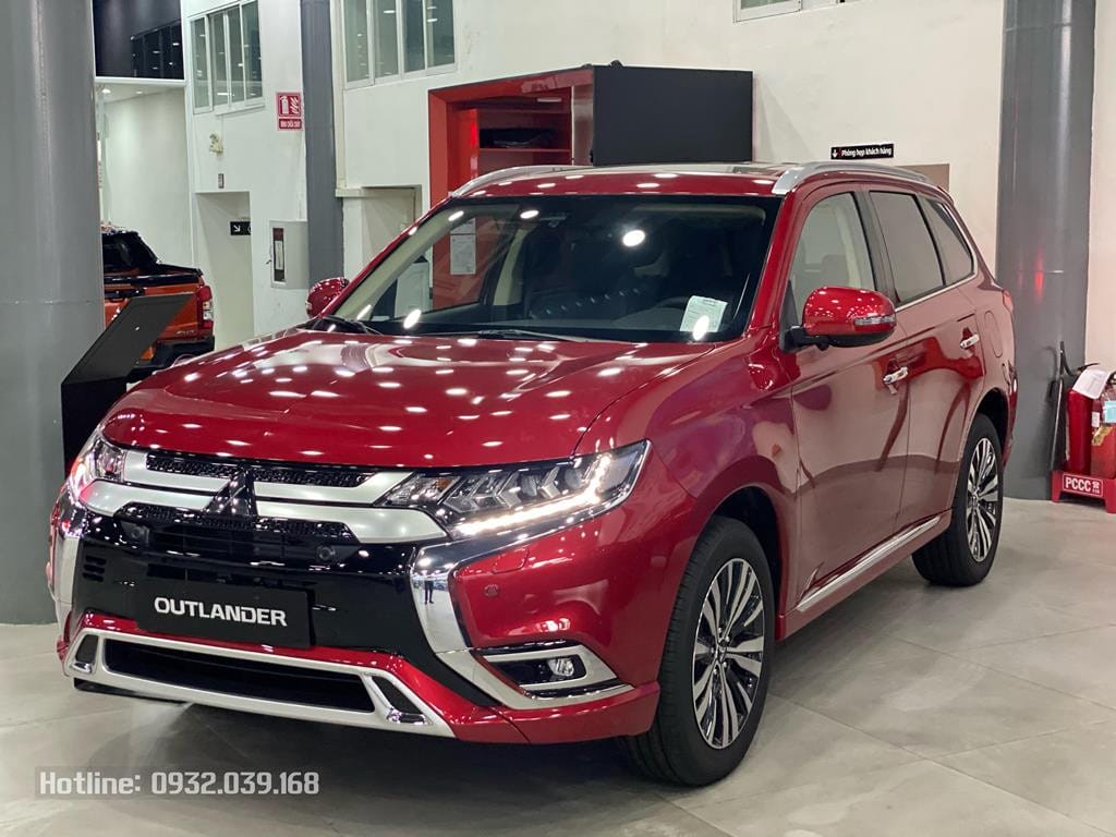 Mitsubishi Outlander 2.0 CVT màu đỏ, xem xét giá lăn bánh thực tế