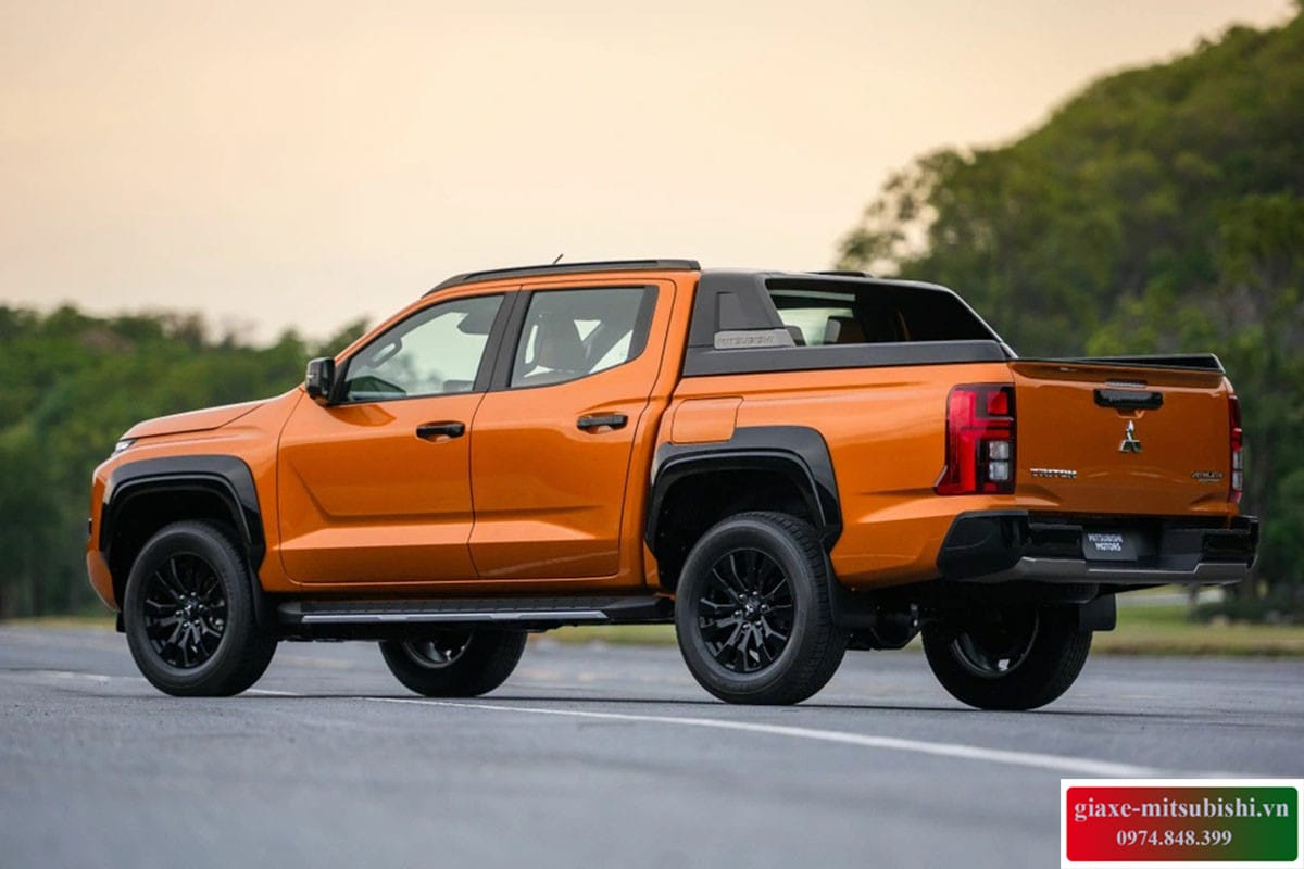 Mitsubishi Triton 2025 màu cam năng động đang lăn bánh trên đường