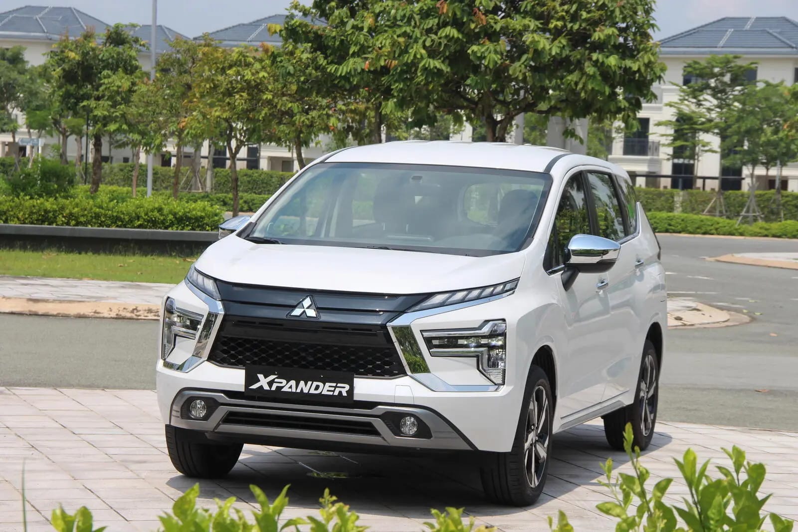 Mitsubishi Xpander AT Premium, một trong những mẫu ô tô 7 chỗ giá rẻ bán chạy nhất thị trường Việt Nam, với thiết kế hiện đại.