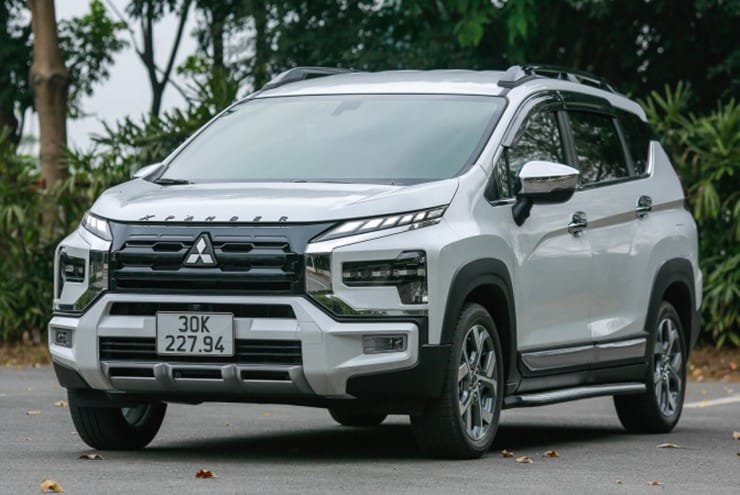 Mitsubishi Xpander màu bạc đang di chuyển trên đường