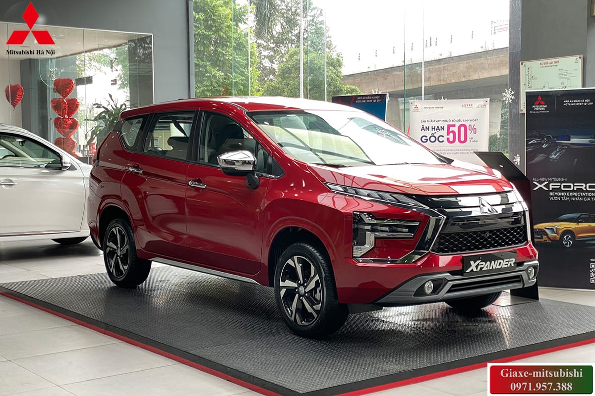 Mitsubishi Xpander Premium 2025 màu đỏ tại showroom